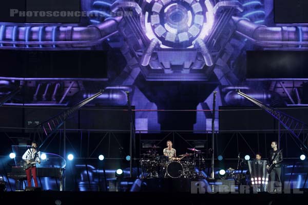 MUSE - 2013-06-21 - SAINT DENIS - Stade de France - Matthew James Bellamy - Christopher Tony Wolstenholme - Dominic James Howard